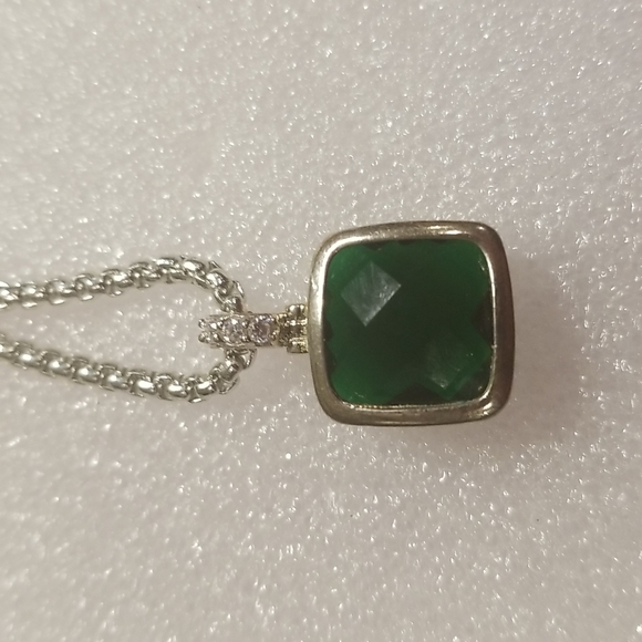 Jewelry - Silver Toned Emerald Pendant & Necklace